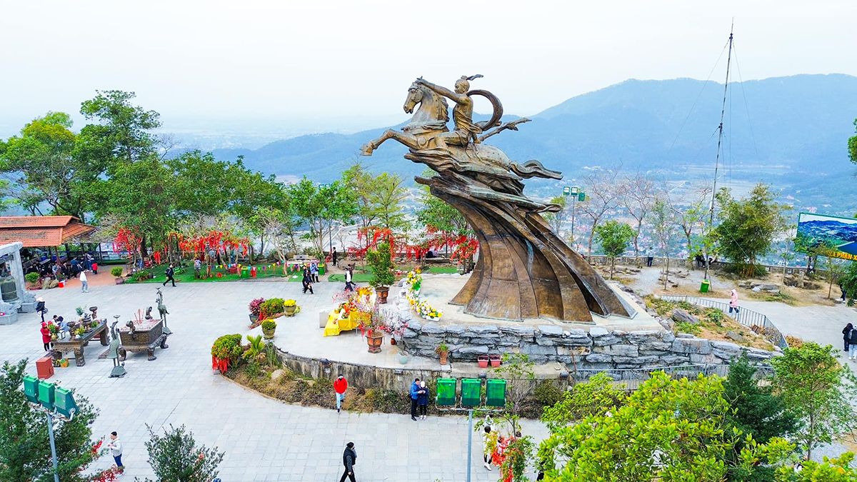 Tượng khắc họa cảnh Thánh Gióng cưỡi ngựa sắt ra trận.