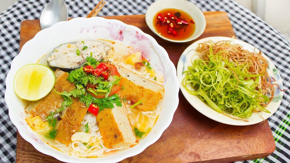 Bát bún chả cá thu nóng hổi kèm rau sống tươi ngon