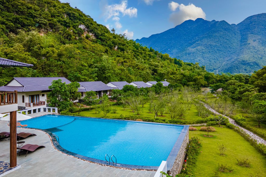 Toàn cảnh khu nghỉ dưỡng Mai Châu Mountain View Resort nhìn từ trên cao với hồ bơi và nhà sàn truyền thống