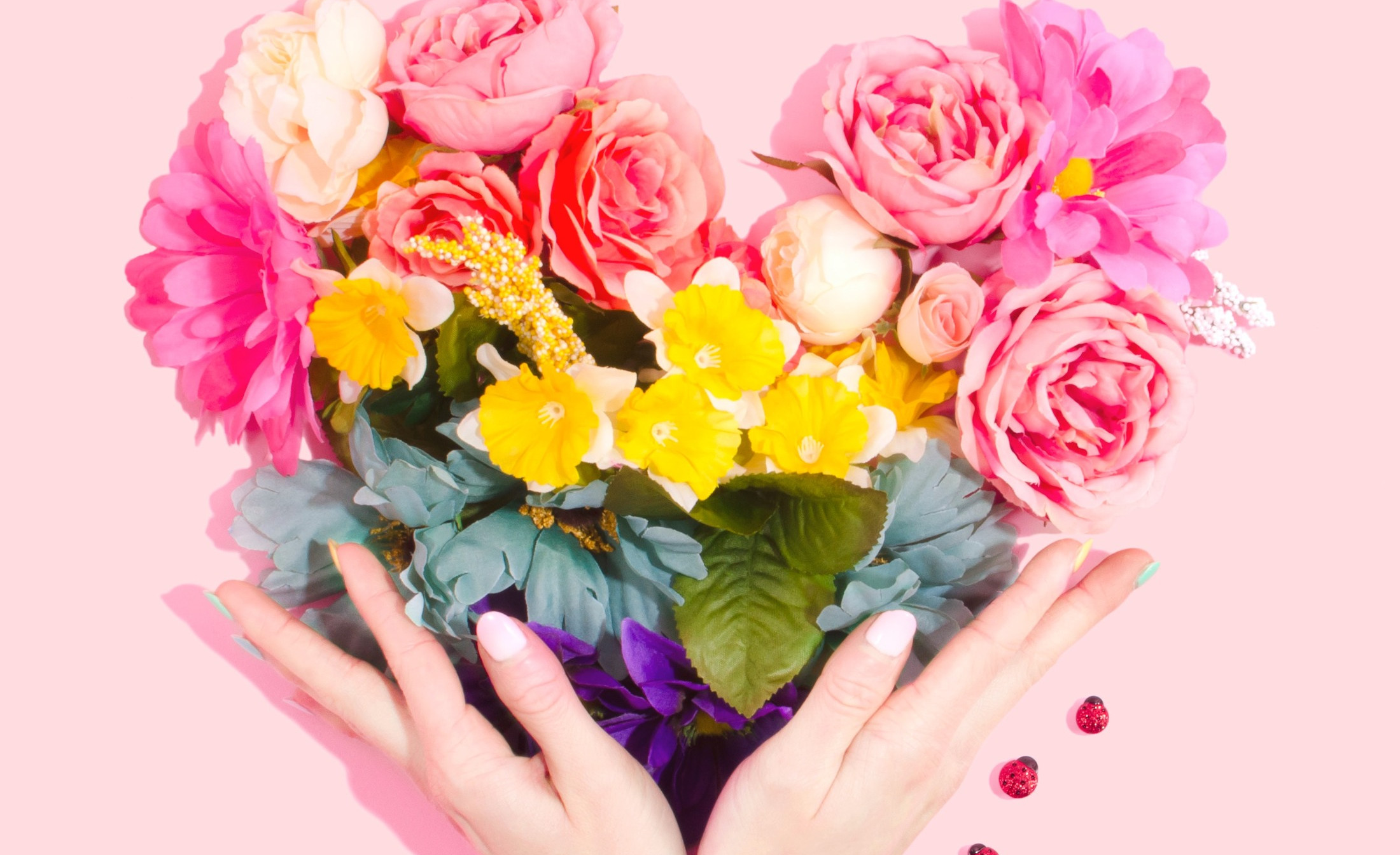 Cặp đôi nắm tay trong không khí lãng mạn ngày Valentine, biểu tượng cho tình yêu và sự gắn kết