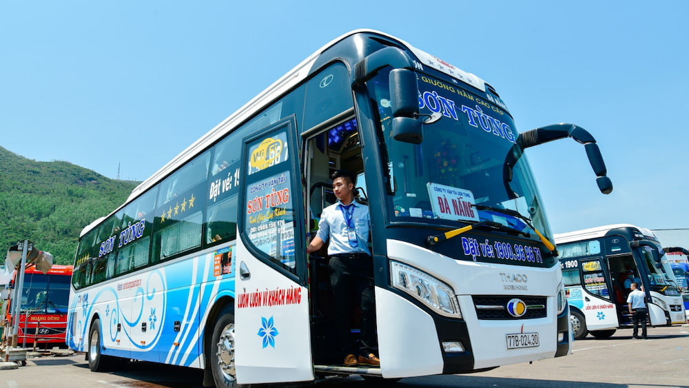 Xe khách Sơn Tùng đang di chuyển trên đường, biểu tượng cho dịch vụ vận tải hành khách đường bộ uy tín.