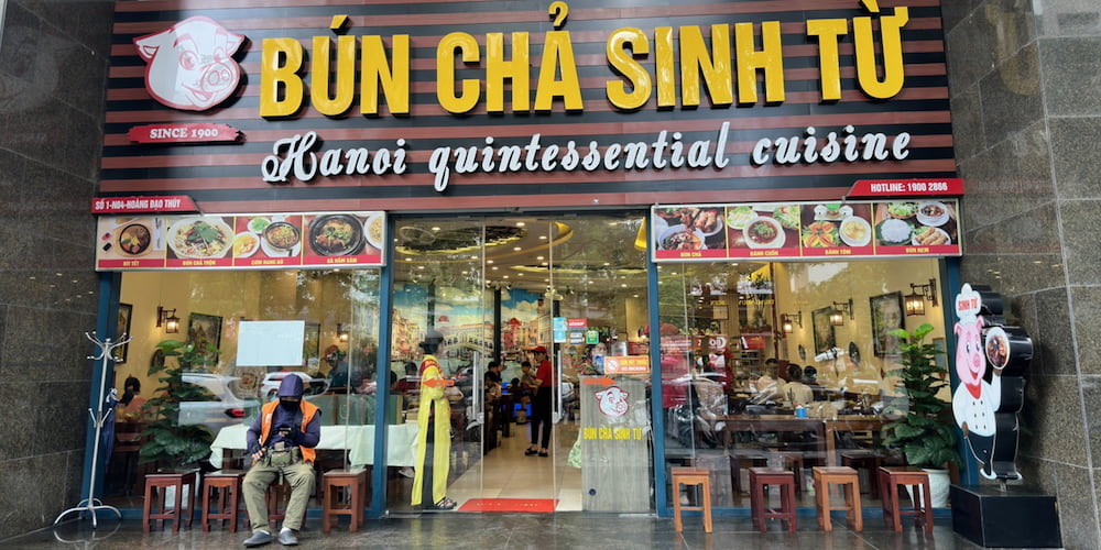 Không gian Bún Chả Sinh Từ rộng rãi với mặt tiền hiện đại