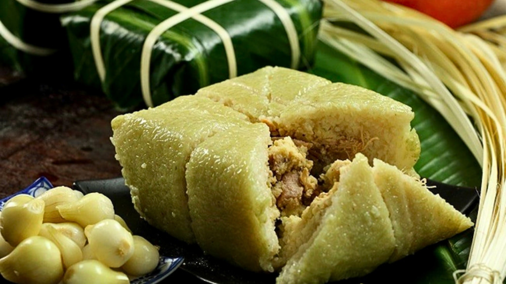 Bánh chưng xanh tươi, biểu tượng của Tết Nguyên Đán Việt Nam, đặt trên mâm cỗ truyền thống.