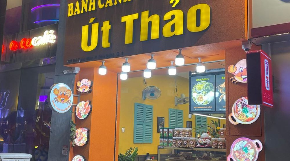 Một bát bánh canh cua Út Thảo đầy ắp topping tôm và cua hấp dẫn, được bày trong nồi đất giữ nóng