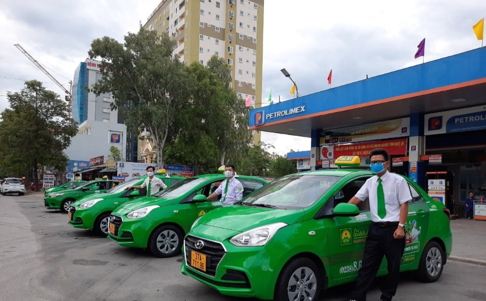 Xe taxi Mai Linh màu xanh lá cây đặc trưng tại Đô Lương