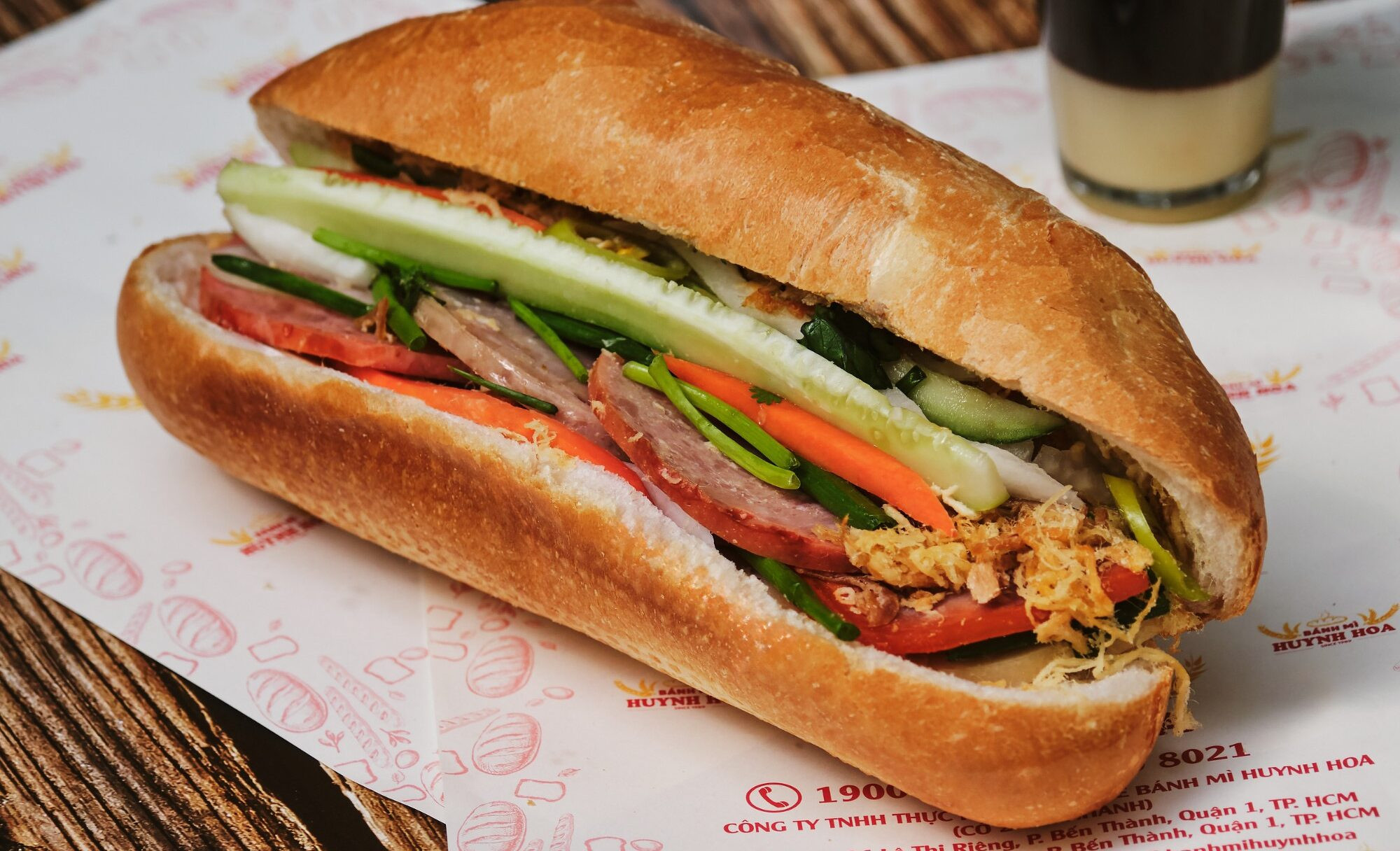 Ổ bánh mì đầy đặn tại tiệm Huỳnh Hoa, một quán ăn nổi tiếng Sài Gòn