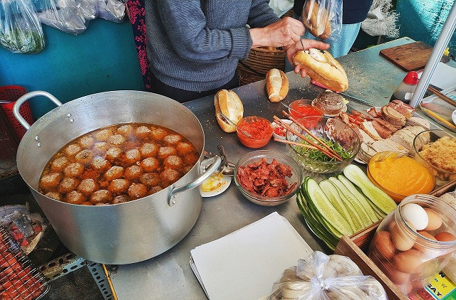 Bánh mì xíu mại mang đi tiện lợi, với nhân đầy đặn và nước sốt thơm ngon