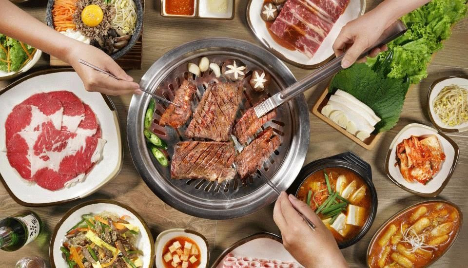 Thực khách thưởng thức thịt nướng tại Gogi House, nhà hàng Hàn Quốc nổi tiếng