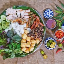 Mẹt bún đậu mắm tôm Hà Nội đầy đặn, hấp dẫn với đậu rán vàng ươm và rau thơm