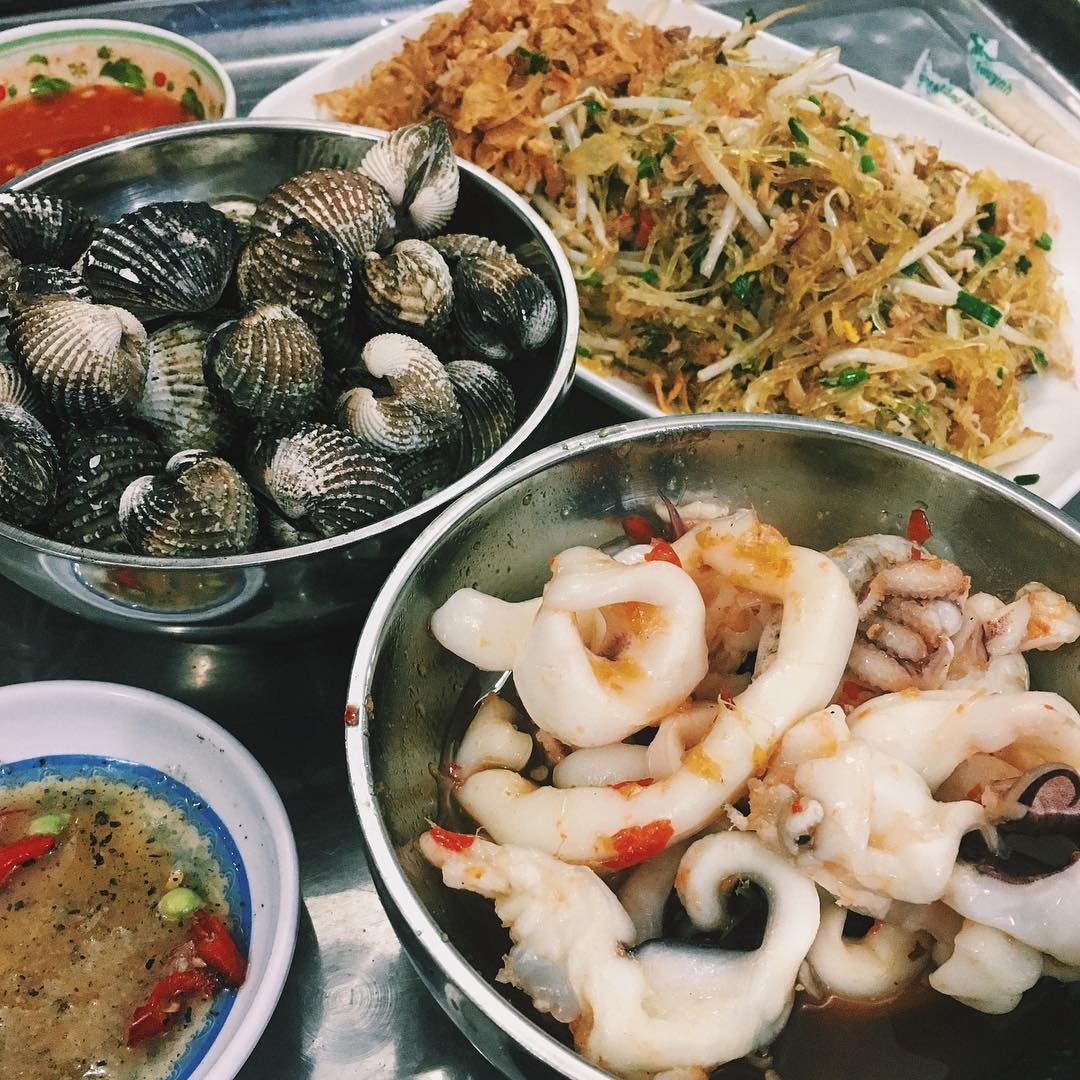 Hải sản tươi ngon tại quán Hương Lan, một trong những quán hải sản được ưa chuộng ở Hà Nội