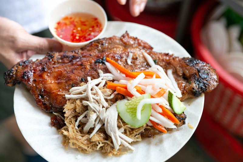 Miếng sườn nướng vàng óng hấp dẫn tại quán cơm tấm Ba Ghiền