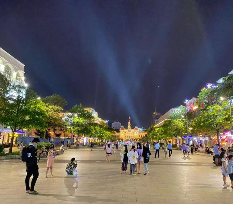 Phố đi bộ Nguyễn Huệ về đêm đông đúc