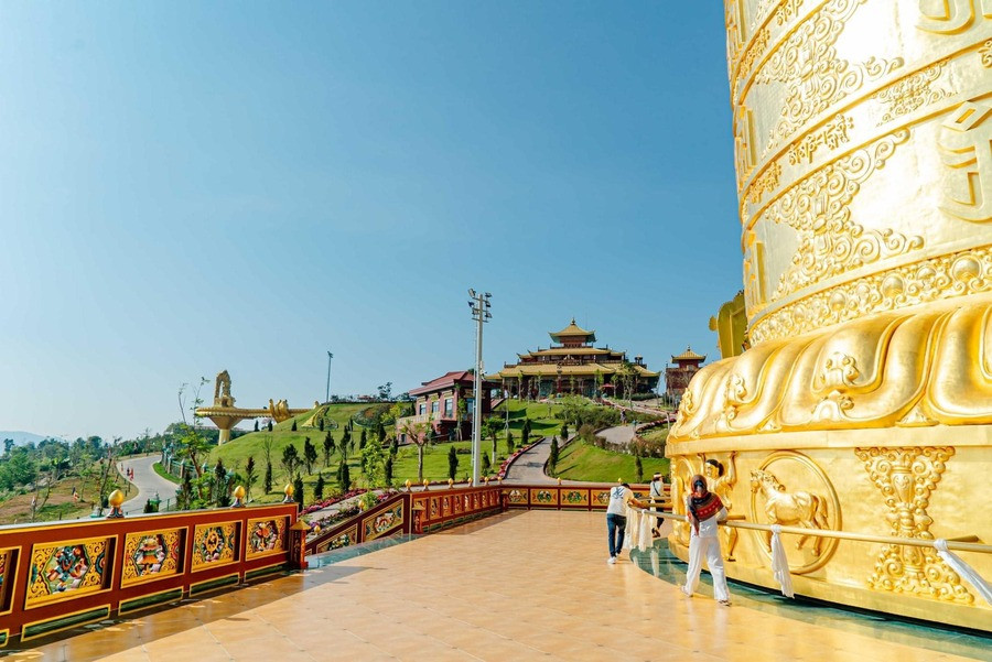 Du khách thành tâm xoay bánh xe cầu nguyện tại tháp Kinh Luân lớn nhất thế giới ở Samten Hills Dalat