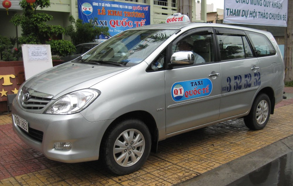 Hành khách lựa chọn dịch vụ taxi truyền thống tại sân bay Cam Ranh để di chuyển về trung tâm Nha Trang