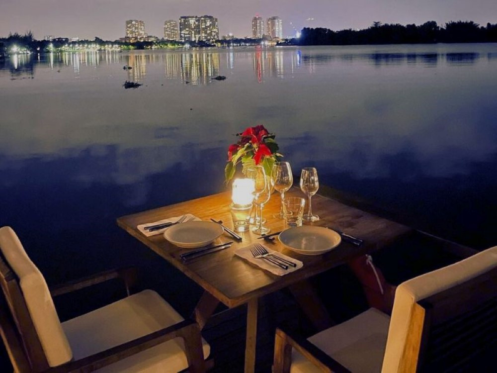 Không gian nhà hàng The Deck Saigon lãng mạn bên bờ sông Sài Gòn