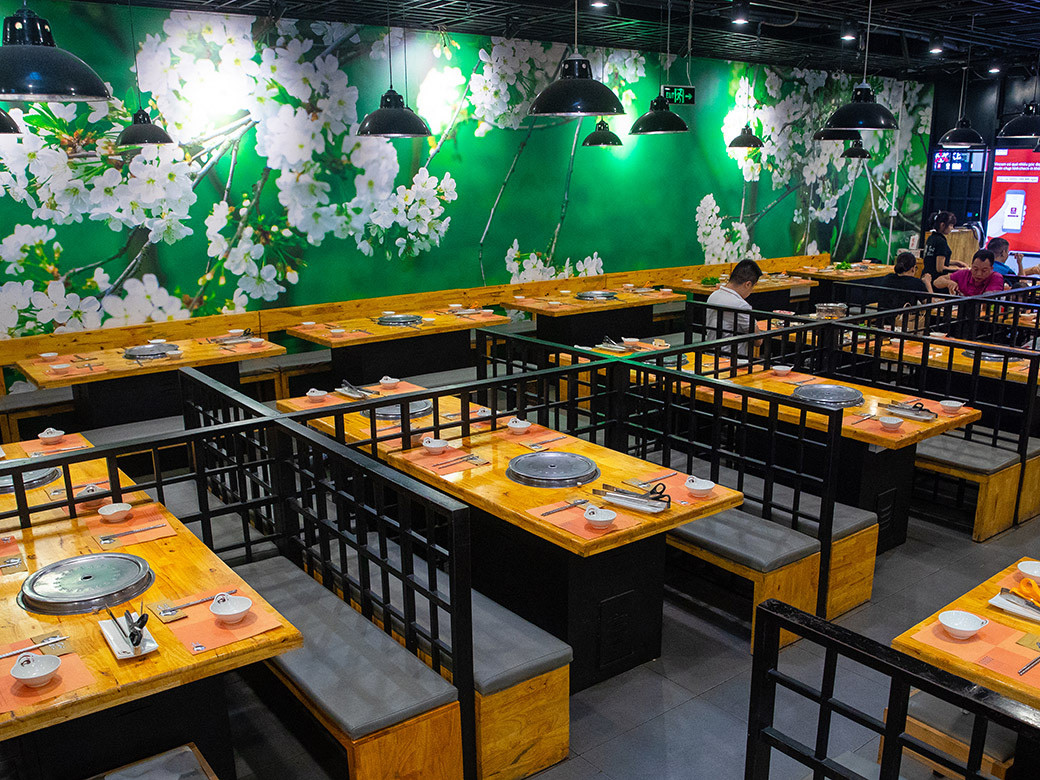 Mâm buffet đầy đặn với đa dạng món nướng và lẩu tại Gri & Gri Hà Nội