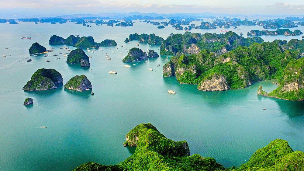 Toàn cảnh Vịnh Hạ Long nhìn từ trên cao, minh họa cho tiềm năng du lịch.