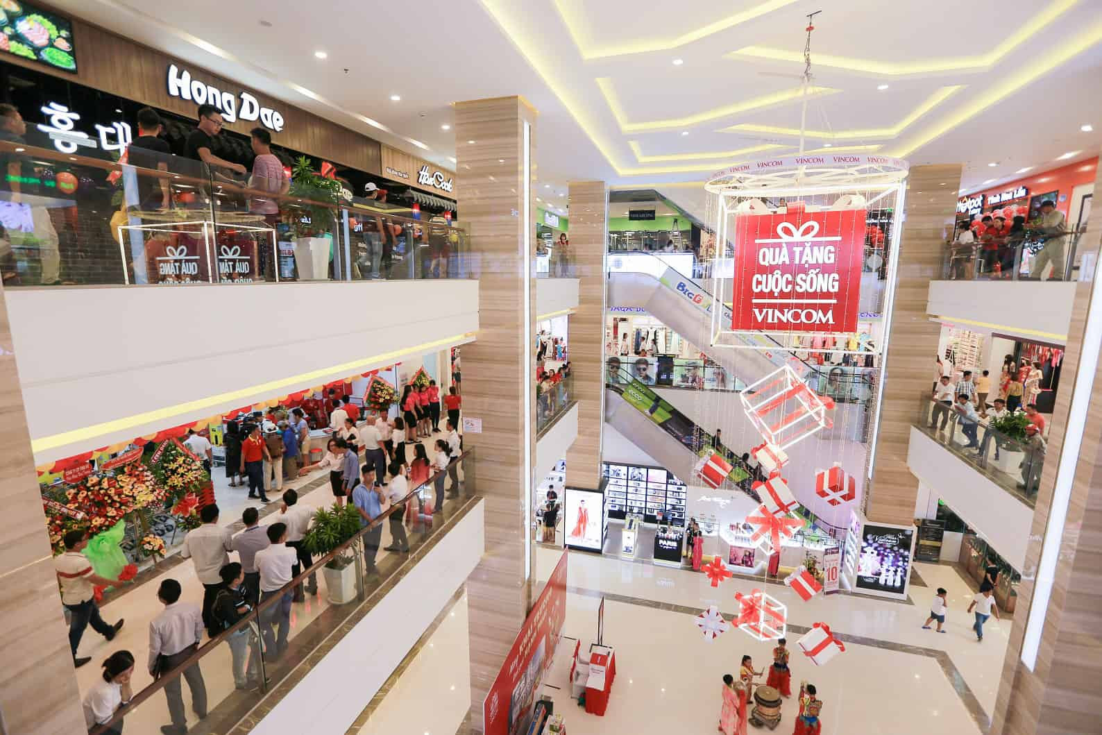 Toàn cảnh trung tâm thương mại Royal City, nơi hội tụ đa dạng các khu vui chơi và giải trí sôi động ở Hà Nội