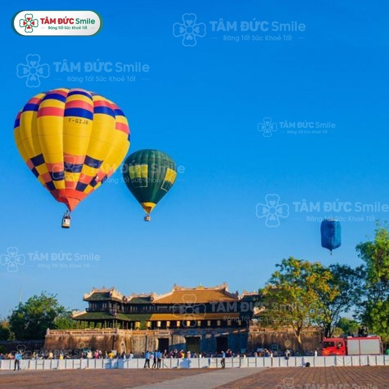 Hình ảnh khinh khí cầu rực rỡ trên bầu trời Huế, minh họa cho lễ hội mùa hè sôi động tại Việt Nam