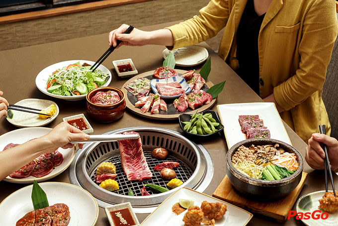 Bàn ăn thịnh soạn với các món nướng Yakiniku và món ăn kèm tại Sumo BBQ Hoàng Quốc Việt