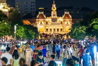 Phố đi bộ Nguyễn Huệ nhìn từ trên cao với nhiều người đi lại