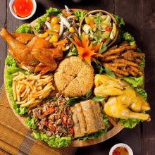 Không gian rộng rãi, sạch sẽ của Vương Quốc Gà – quán ăn ngon ở Hà Đông chuyên gà mẹt và xôi.