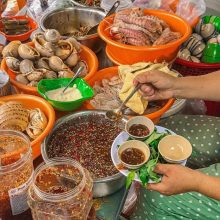 Góc bếp chế biến hải sản tươi ngon tại một quán ốc ở Nha Trang