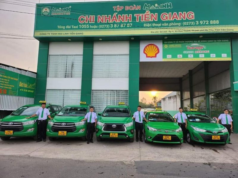 Xe taxi Mai Linh màu xanh lá đậu bên lề đường
