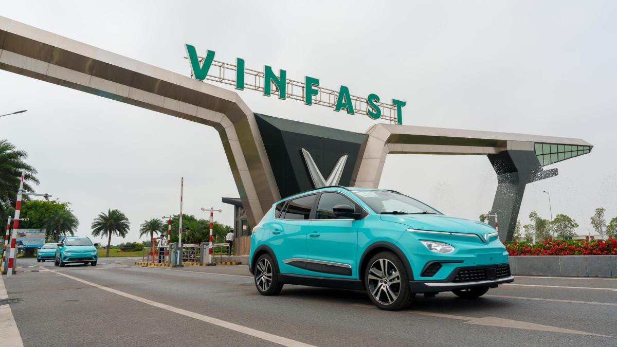 Người dùng tìm hiểu về chi phí cuộc gọi và các kênh liên hệ miễn phí với tổng đài Taxi VinFast Xanh SM