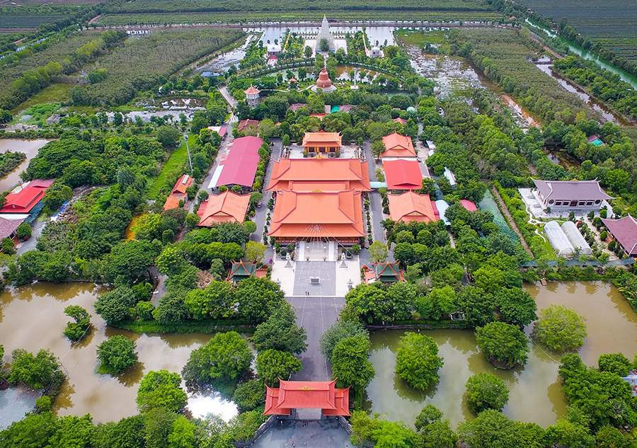Không gian rộng rãi ấn tượng của thiền viện khi nhìn từ trên cao