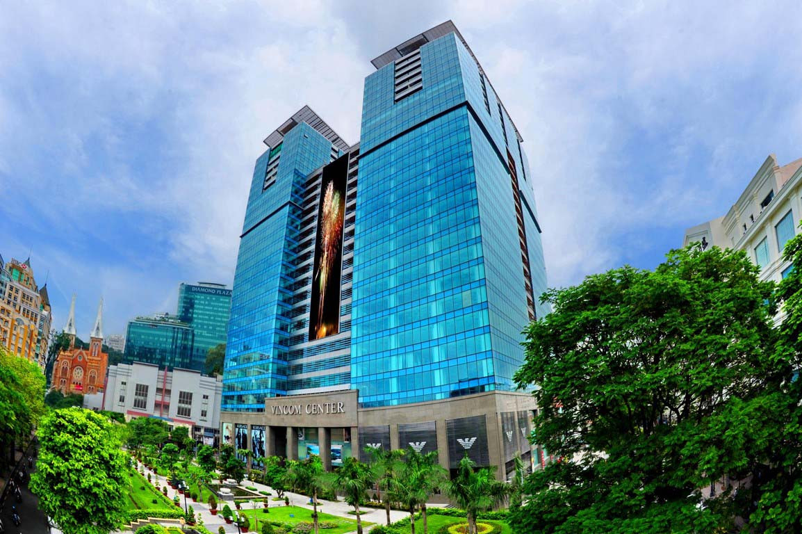 Hình ảnh kiến trúc hiện đại mặt tiền Vincom Center Đồng Khởi từ góc nhìn bên ngoài