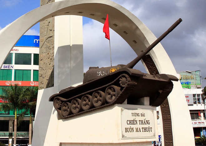 Xe tăng T-54 số hiệu 980 đặt trang trọng trên Tượng đài Chiến thắng Buôn Ma Thuột