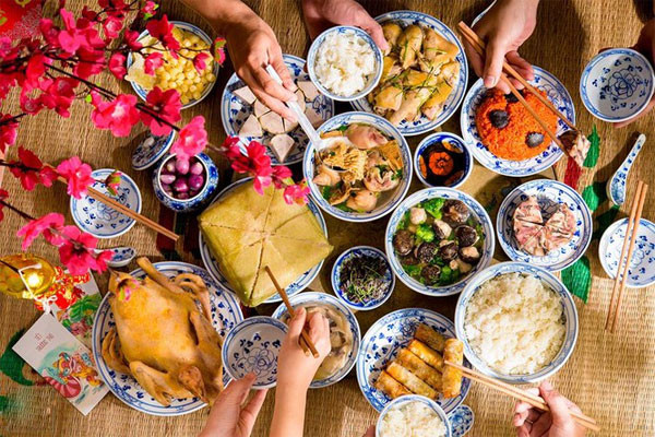 Chuẩn bị mâm cúng và tảo mộ cho phong tục đưa ông bà ngày 25 tháng Chạp