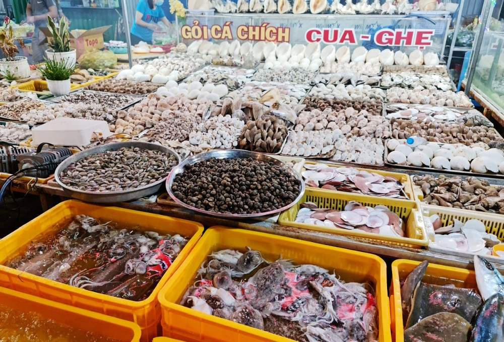 Chợ đêm Vũng Tàu bày bán rất nhiều loại hải sản tươi sống, đầy ắp trên các quầy hàng