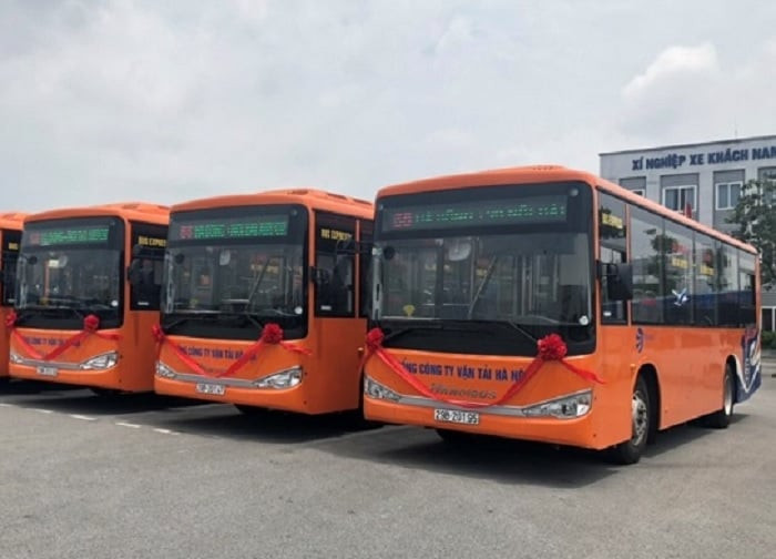 Xe buýt 68 màu xanh đang chạy trên đường