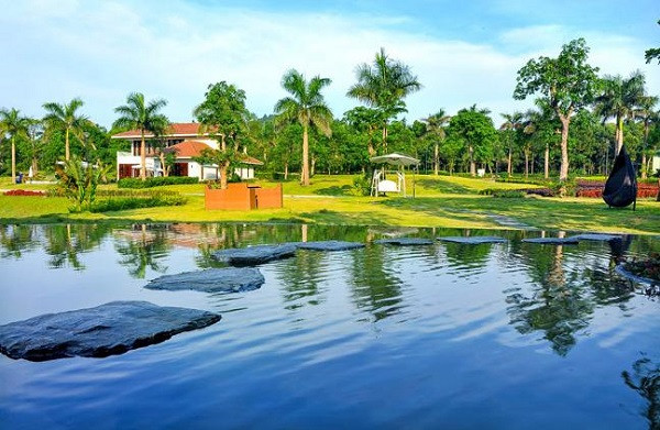Du khách tham gia hành trình khám phá hồ Đại Lải trong tour 2 ngày 1 đêm