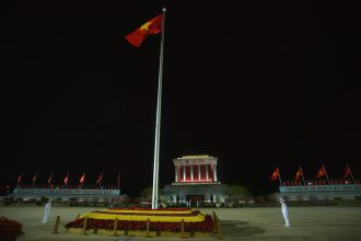Nghi thức hạ cờ trang nghiêm thường diễn ra mỗi tối