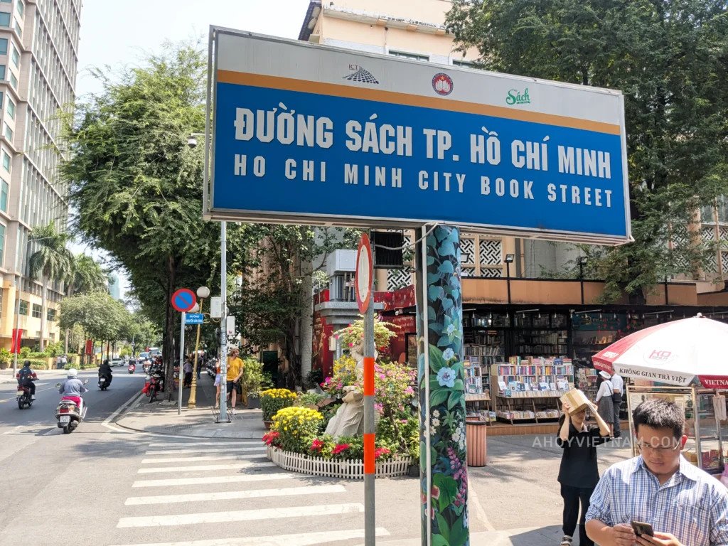 Một trong những lối vào Phố Sách TP.HCM từ đường Hai Bà Trưng.