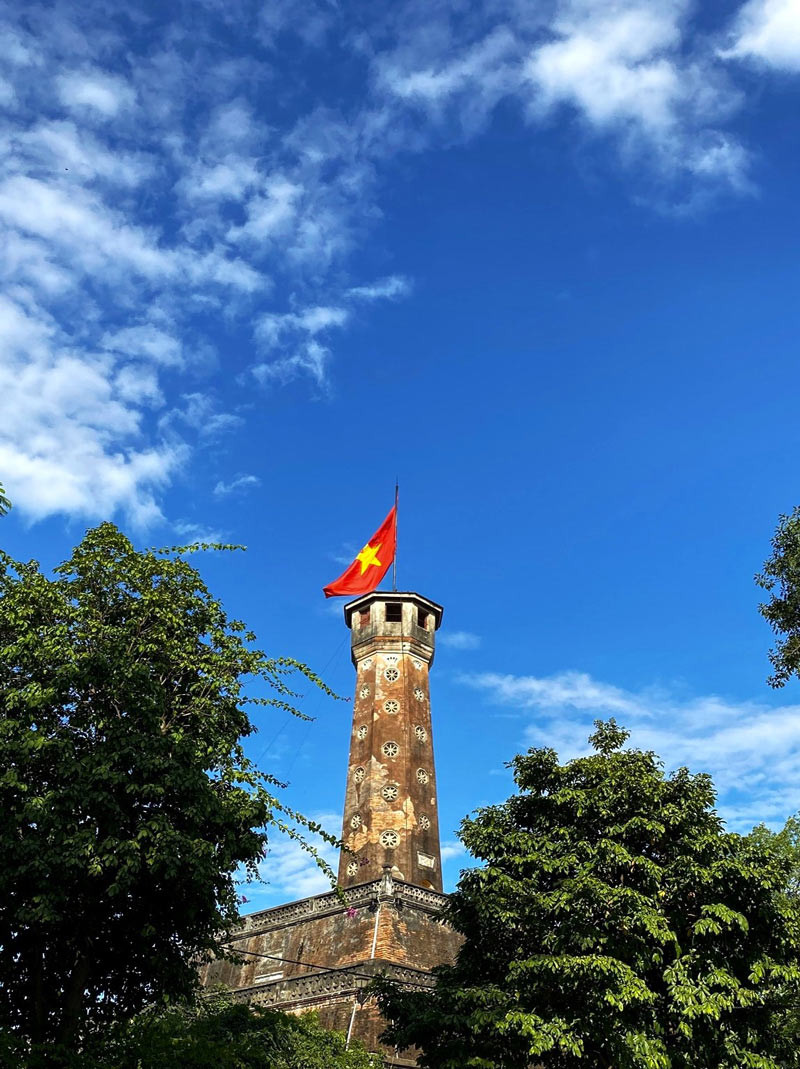 Hình ảnh Cột cờ Hà Nội (Kỳ Đài) sừng sững, một biểu tượng của Hoàng thành Thăng Long