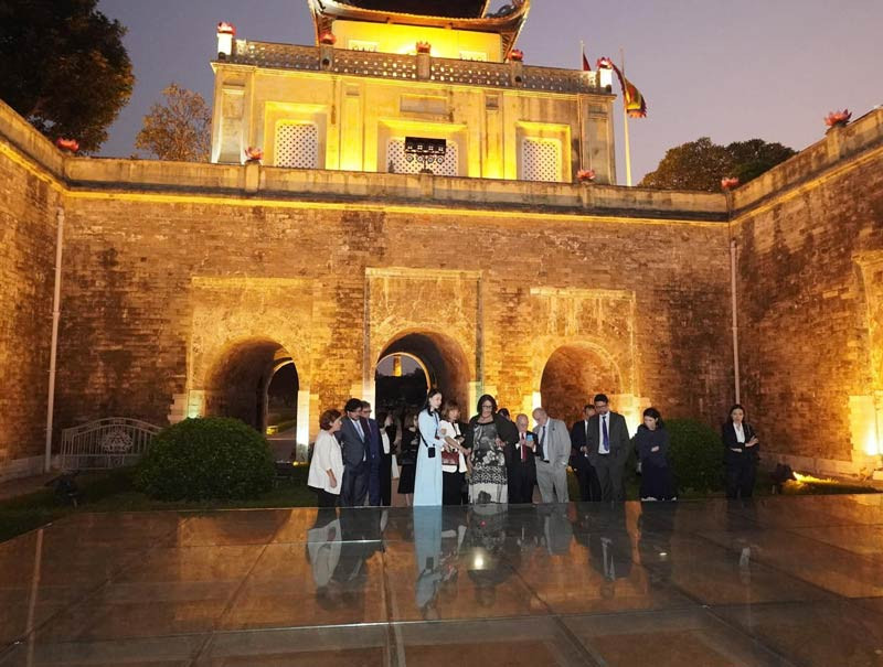 Hình ảnh tour đêm 'Giải mã Hoàng thành Thăng Long' với ánh đèn lồng lung linh, huyền ảo