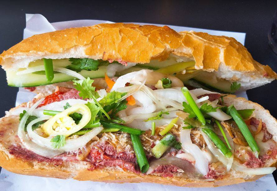 Bánh mì Huỳnh Hoa có phần topping đầy ắp gồm chả, chà bông, pate