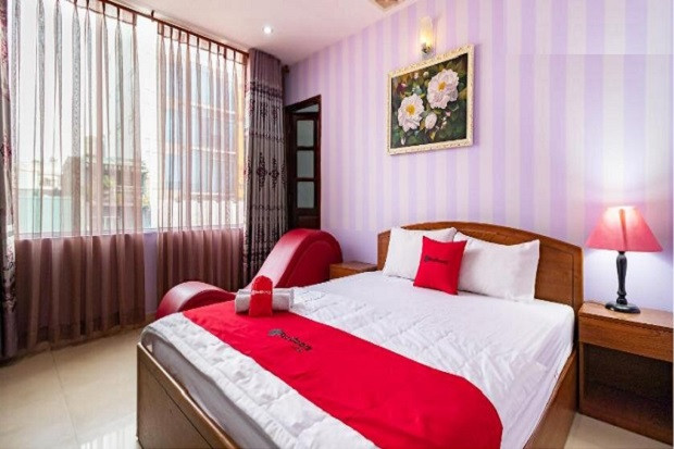 Phòng ngủ khách sạn RedDoorz White 1 Quận 12 với thiết kế hiện đại, tông màu trắng nâu sang trọng và trang bị ghế tình yêu lãng mạn