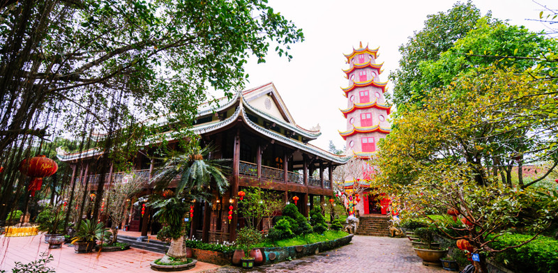 Cổng vào Khu du lịch sinh thái Long Việt nhìn từ xa