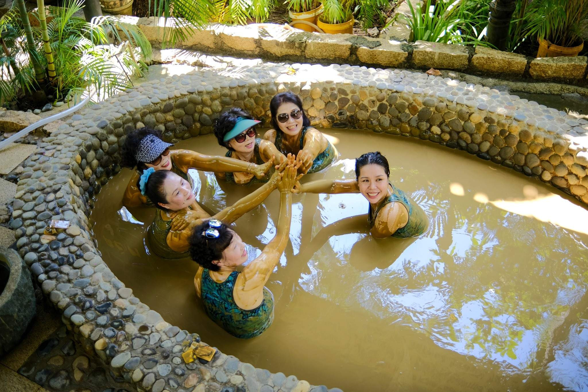 Trải nghiệm thư giãn với tắm bùn khoáng nóng trong bồn đá hình trứng tại Khu du lịch Trăm Trứng Nha Trang.