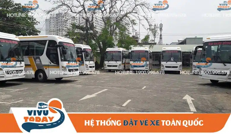 Dàn xe khách hiện đại của Nhà xe Kim Mạnh Hùng chuẩn bị xuất bến