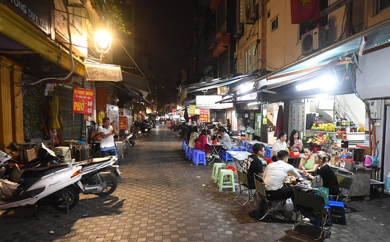 Phố ẩm thực Tống Duy Tân luôn nhộn nhịp, là điểm đến không thể bỏ lỡ của mọi tín đồ ẩm thực Hà Nội