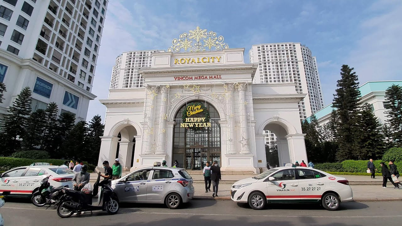 Toàn cảnh mặt tiền trung tâm thương mại Vincom Mega Mall Royal City tại Hà Nội