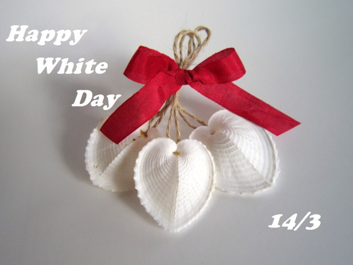 Hình ảnh một cặp đôi trẻ trao quà trong ngày Valentine Trắng, thể hiện tình cảm đáp lại.
