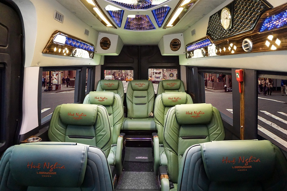Nội thất tiện nghi của xe limousine 9 chỗ Huệ Nghĩa Sài Gòn - Tây Ninh, với ghế ngồi bọc da cao cấp và không gian rộng rãi.