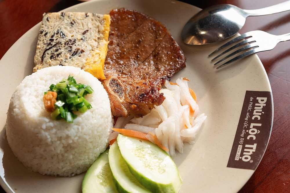 Dĩa cơm tấm sườn chả Phước Lộc Thọ được bày trí tinh tế, đẹp mắt
